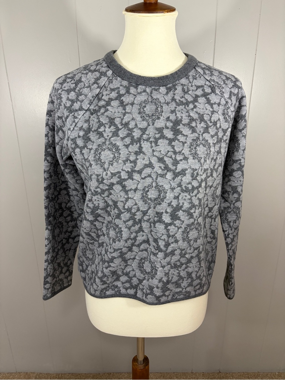 Lou & Grey Two-Tone Gray Floral Jacquard Crewneck Sweatshirt